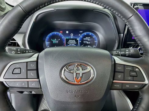 Used 2024 Toyota Highlander Platinum FWD image 16