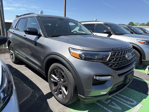Used 2022 Ford Explorer XLT w/ Equipment Group 202A AWD/4WD image 2