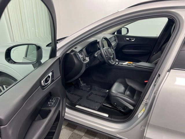 Certified 2025 Volvo XC60 B5 Core AWD/4WD image 12