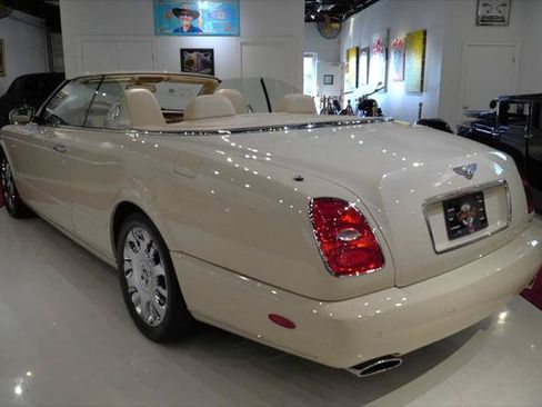 Used 2008 Bentley Azure RWD image 9