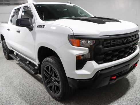 Used 2023 Chevrolet Silverado 1500 Custom Trail Boss w/ LPO, Dark Essentials Package AWD/4WD image 5