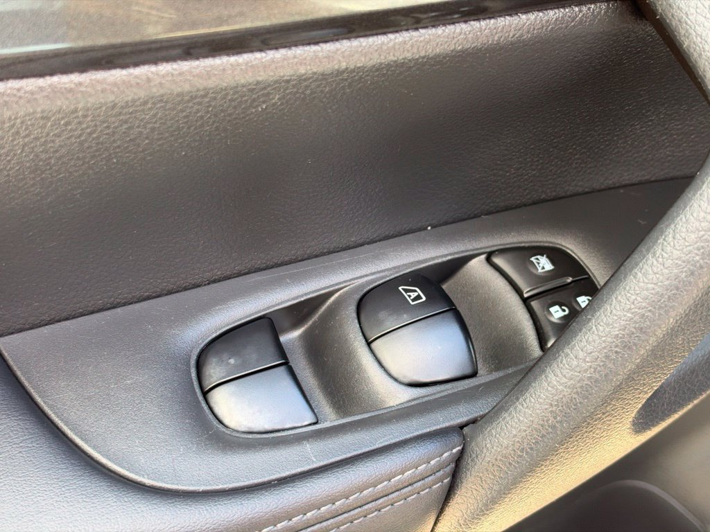 Used 2017 Nissan Rogue S AWD/4WD image 23