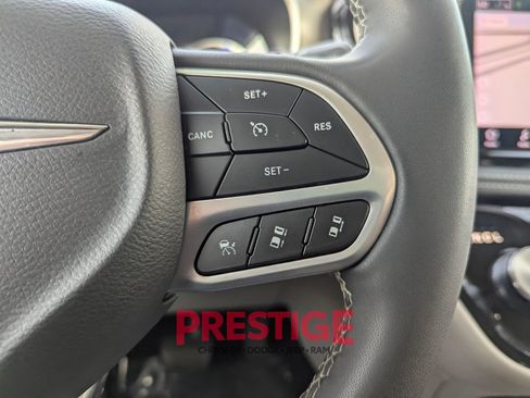 Used 2024 Chrysler Pacifica Limited FWD image 18
