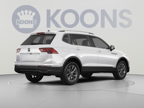 Used 2023 Volkswagen Tiguan SE w/ Panoramic Sunroof Package FWD image 4
