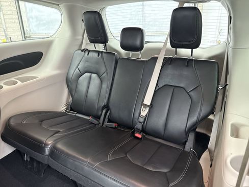 Used 2023 Chrysler Pacifica Touring-L image 31
