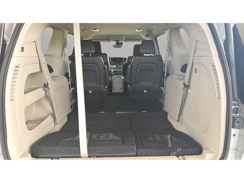 Used 2023 Chrysler Pacifica Touring-L FWD image 13