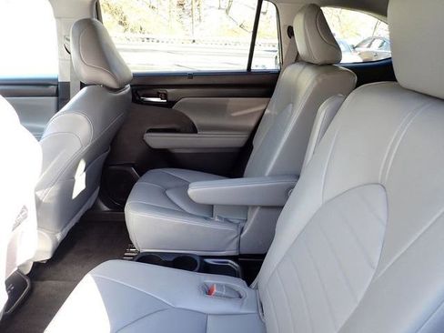 Certified 2022 Toyota Highlander XLE image 17