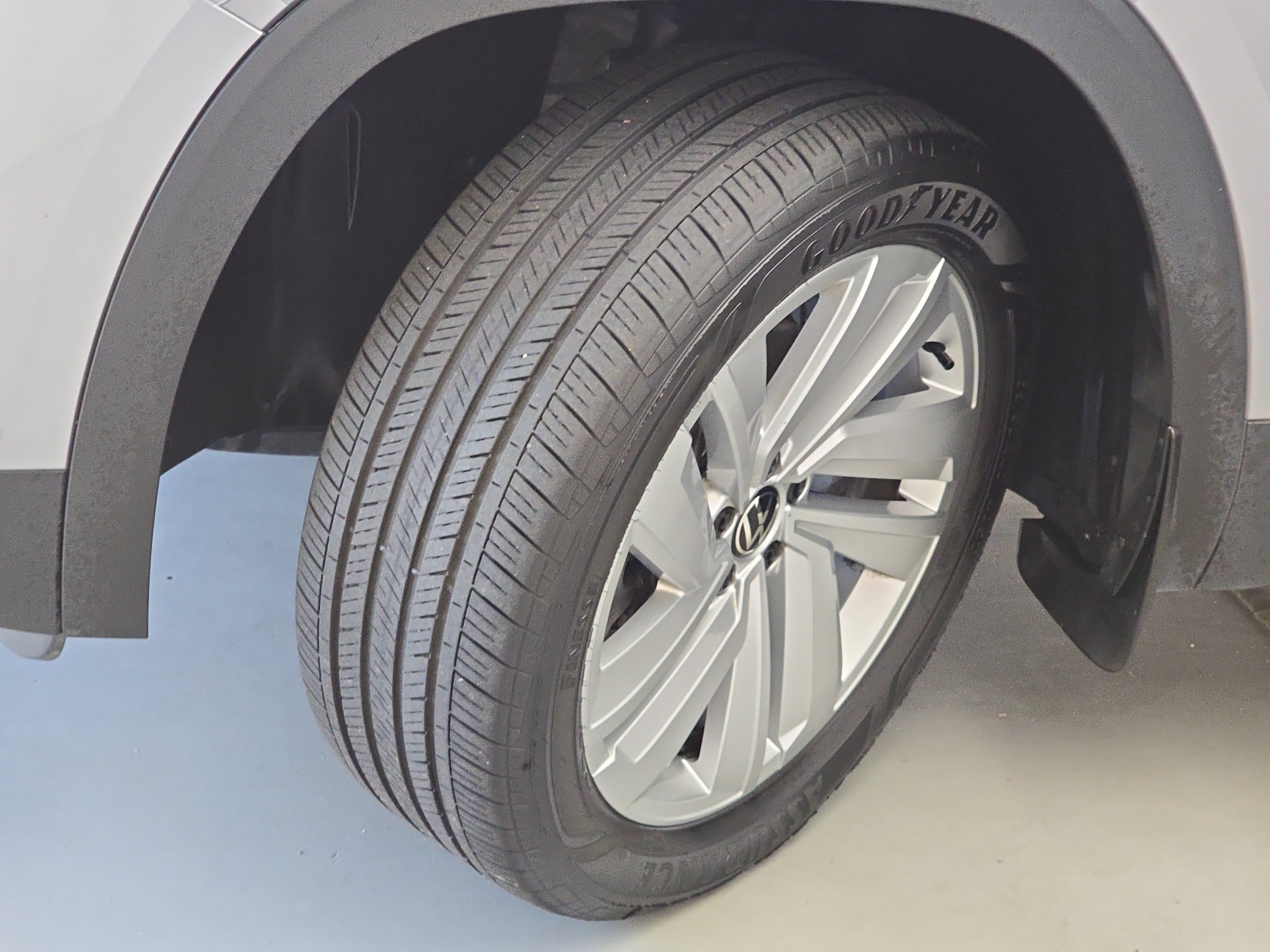 Used 2020 Volkswagen Atlas Cross Sport SE w/ Panoramic Sunroof Package FWD image 33