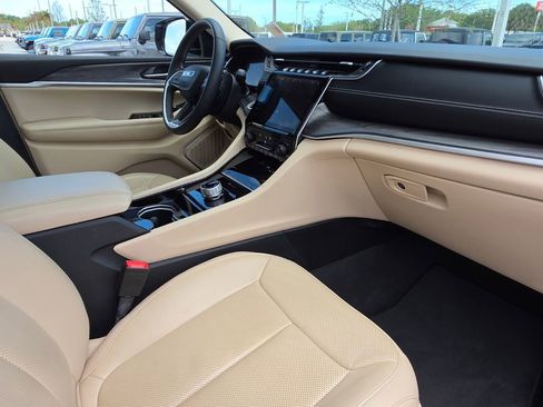 Used 2022 Jeep Grand Cherokee Limited w/ Luxury Tech Group II image 9