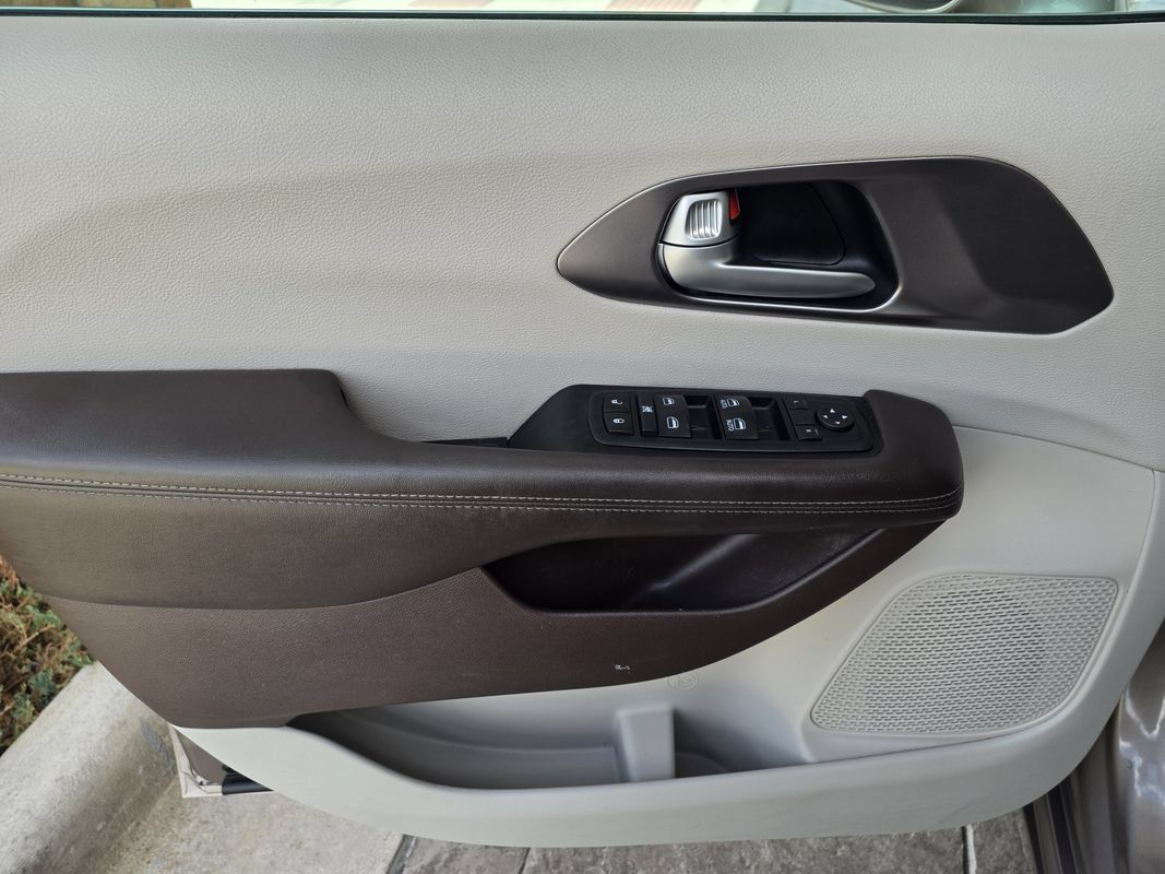 Used 2017 Chrysler Pacifica Touring-L w/ Tire & Wheel Group FWD image 9