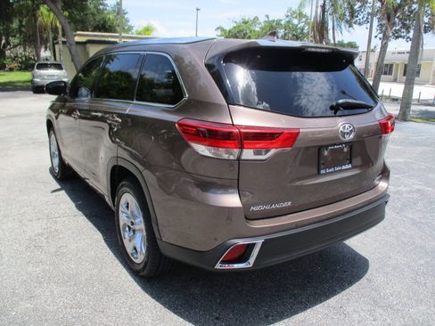 Used 2018 Toyota Highlander Limited FWD image 7