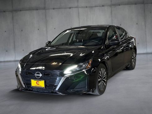 Used 2024 Nissan Altima 2.5 SV FWD image 1
