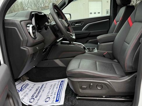 Used 2025 Chevrolet Colorado Z71 w/ Technology Package image 7