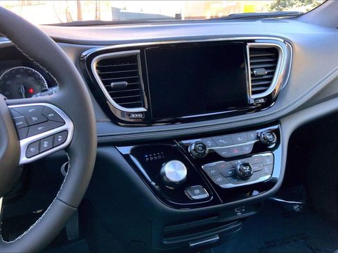 New 2026 Chrysler Pacifica Select image 6