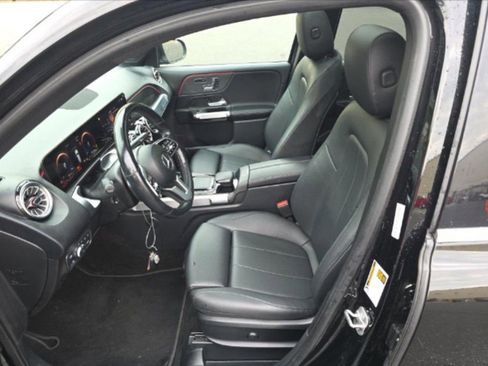 Used 2023 Mercedes-Benz GLB 250 4MATIC w/ Premium Package image 5