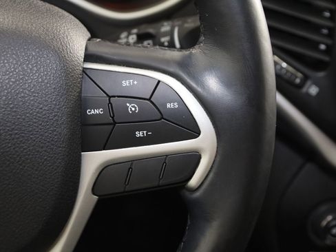 Used 2018 Jeep Cherokee Latitude Plus w/ Cold Weather Group image 32