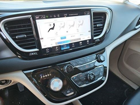 Used 2024 Chrysler Pacifica Touring-L image 18