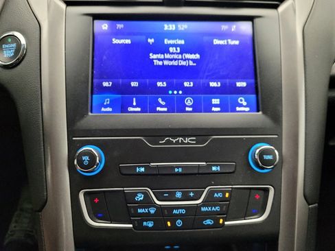 Used 2020 Ford Fusion SE image 25