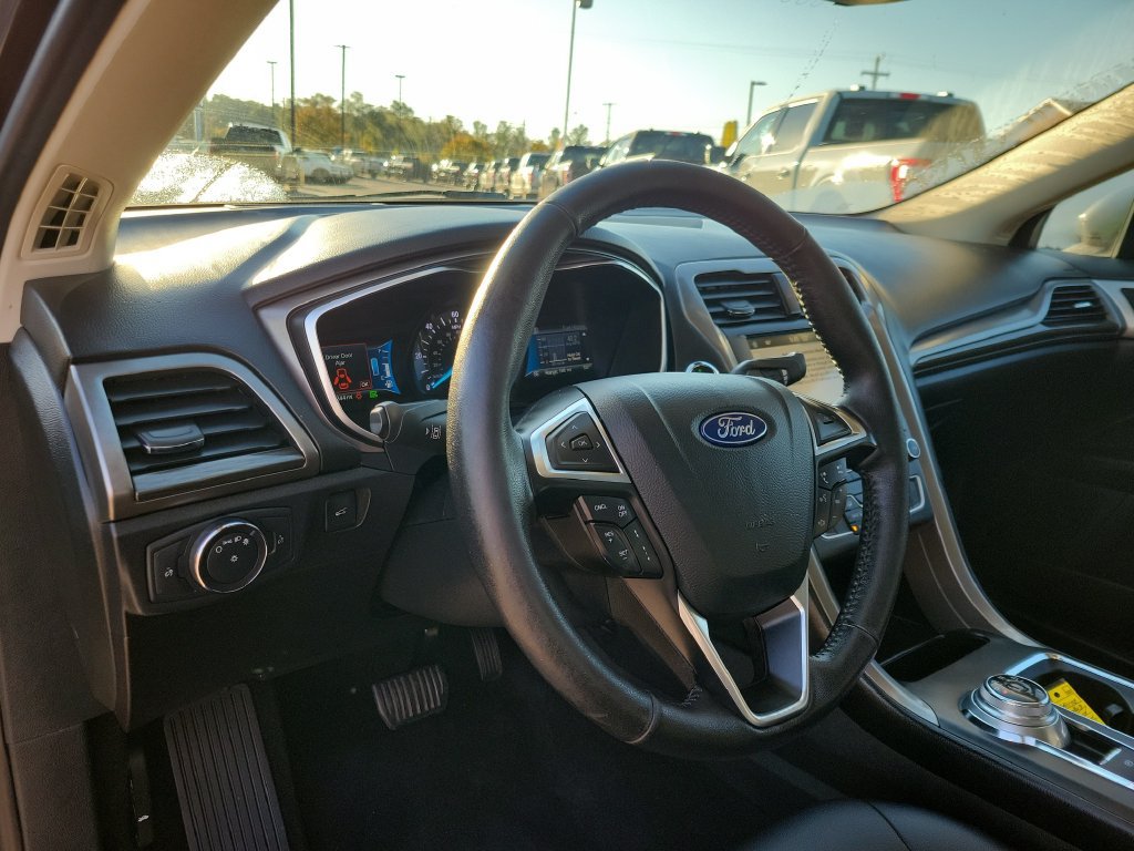 Used 2019 Ford Fusion SEL FWD image 18