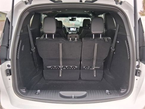 Used 2026 Chrysler Pacifica Select image 16