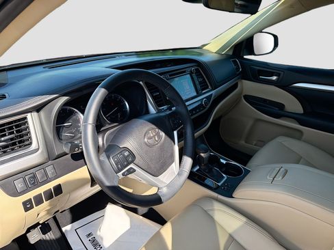 Used 2019 Toyota Highlander SE image 10