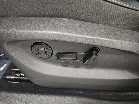 Used 2025 Volkswagen Tiguan SE AWD/4WD image 16
