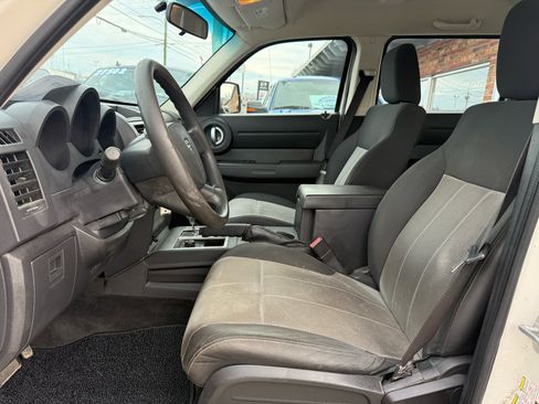 Used 2008 Dodge Nitro SXT image 2