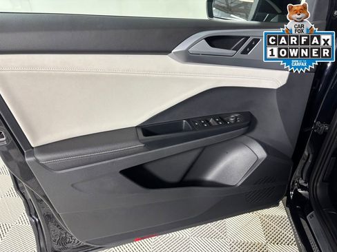 Used 2025 Volkswagen Taos SE AWD/4WD image 11