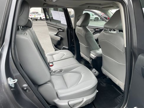Used 2022 Toyota Highlander XLE image 18