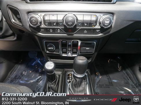 New 2025 Jeep Gladiator Sport image 18