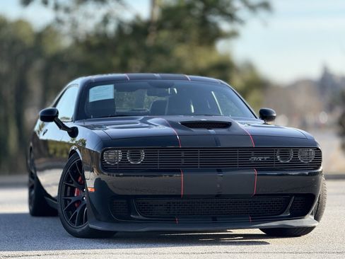 Used 2016 Dodge Challenger SRT Hellcat image 3