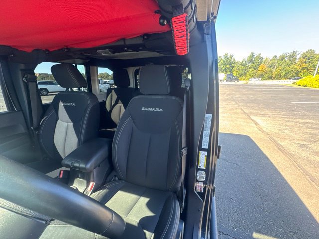 Used 2016 Jeep Wrangler Unlimited Sahara w/ Connectivity Group AWD/4WD image 17
