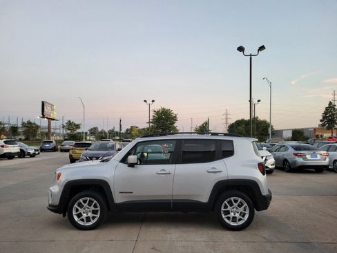 Used 2019 Jeep Renegade Latitude w/ Cold Weather Group AWD/4WD image 4