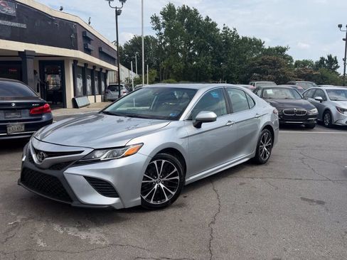 Used 2020 Toyota Camry SE FWD image 2