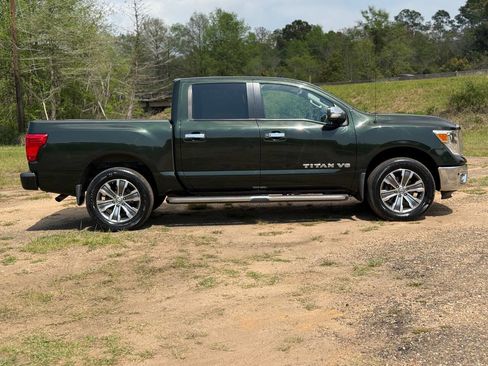 Used 2019 Nissan Titan SL image 6