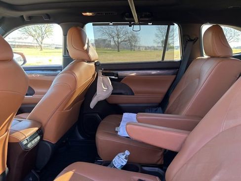 Used 2021 Toyota Highlander Platinum image 9