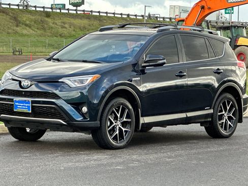 Used 2017 Toyota RAV4 SE image 7