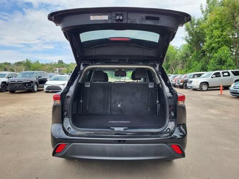 Used 2023 Toyota Highlander LE AWD/4WD image 29
