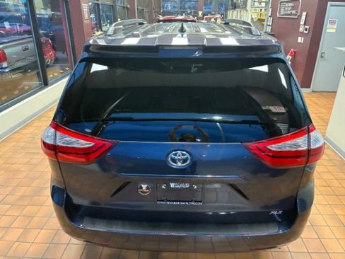 Used 2018 Toyota Sienna XLE Premium image 13