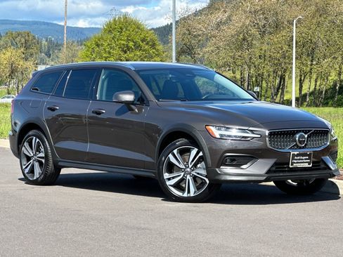 Used 2025 Volvo V60 B5 Cross Country Plus AWD/4WD image 1