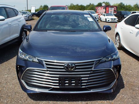 Used 2019 Toyota Avalon XLE w/ Moonroof Package FWD image 2