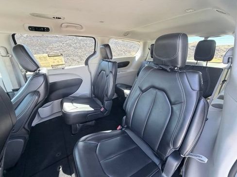 Used 2023 Chrysler Pacifica Touring-L FWD image 26