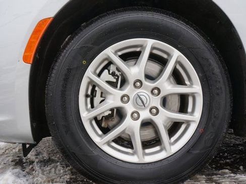 Used 2024 Chrysler Pacifica Touring-L image 77