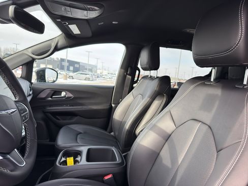 New 2026 Chrysler Pacifica Select image 26