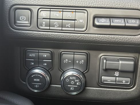 Used 2024 GMC Yukon Denali w/ Denali Reserve Package image 32