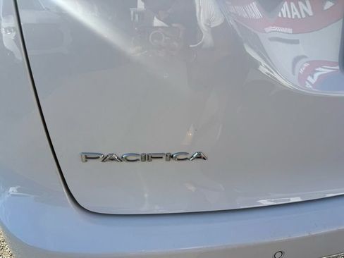 Used 2022 Chrysler Pacifica Touring-L w/ Uconnect Theater Family Group FWD image 60