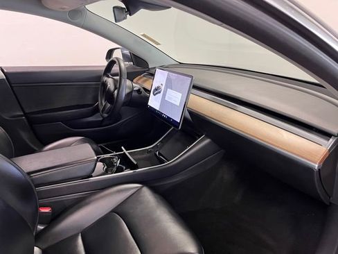 Used 2019 Tesla Model 3 image 10