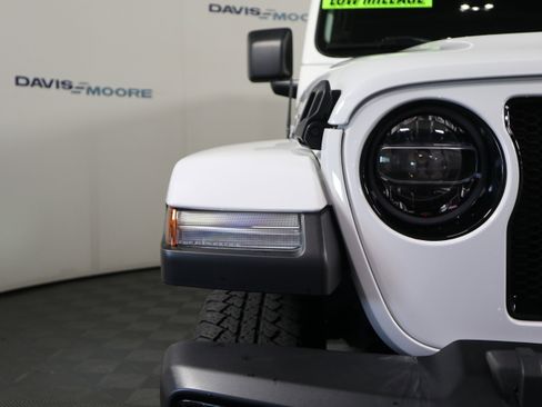 Used 2022 Jeep Wrangler Unlimited Sahara AWD/4WD image 3
