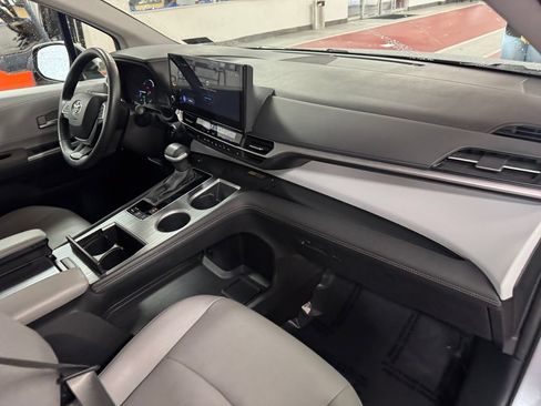 Used 2025 Toyota Sienna XLE FWD image 16