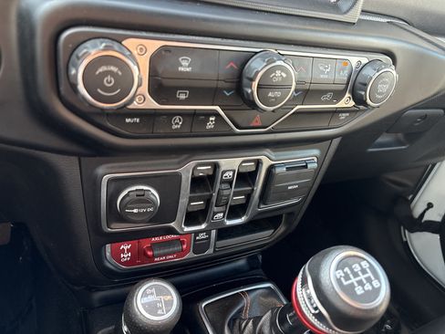 Used 2022 Jeep Gladiator Mojave AWD/4WD image 29